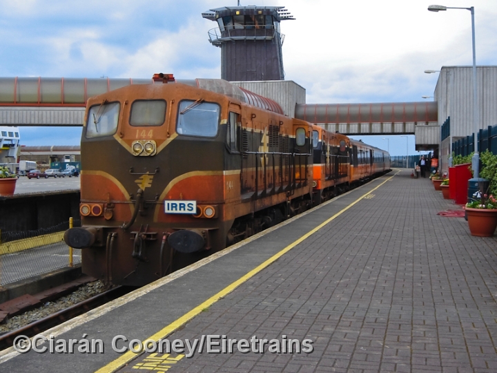 PHOTO  CIE 141 CLASS LOCO 147 AT DUNLEER STATION ATTENDS LINE RENEWAL WORK AT DU 