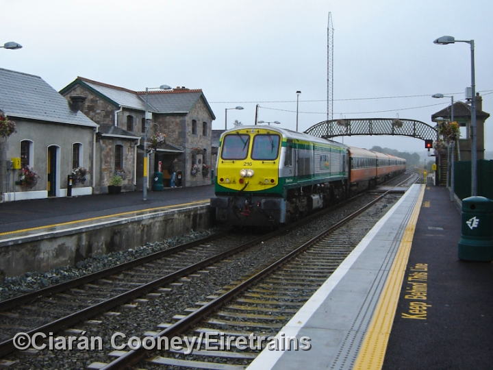 216_20060805_002_CC_JA.jpg - No.216 in Irish Rail's then new 'Intercity' livery arrives at Rathmore Station, Co.Cork, with a set of Mk3 coaches on a Dublin bound train.