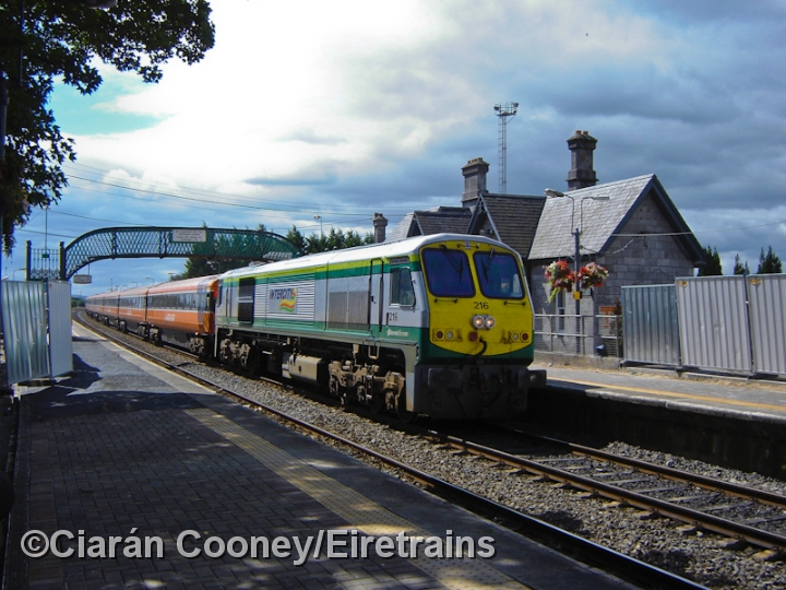 216_20060808_001_CC_JA.jpg - No.216 enters Thurles Station with a northbound stopping service to Dublin.