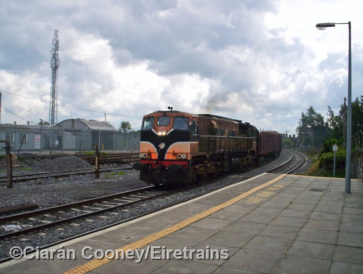 Carlow_20041107_002_CC_JA.jpg - Pioneer 071 Class loco, No.071, powers north through Carlow Station with an empty timber train for Ballina, Co.Mayo. This freight service from Waterford is still in operation.