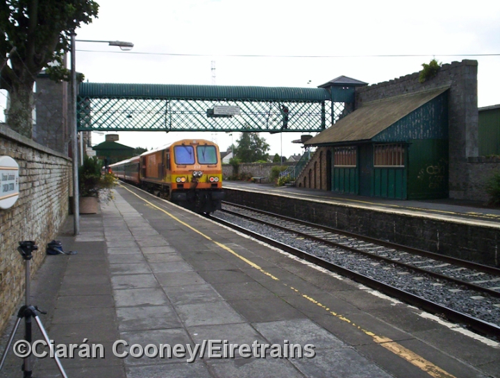 Carlow_20041107_003_CC_JA.jpg - Framed by the Great Southern & Western's Victorian station buildings and canopy at Carlow is 201 Class loco No.212, seen propelling a northbound Waterford to Dublin pushpull train.