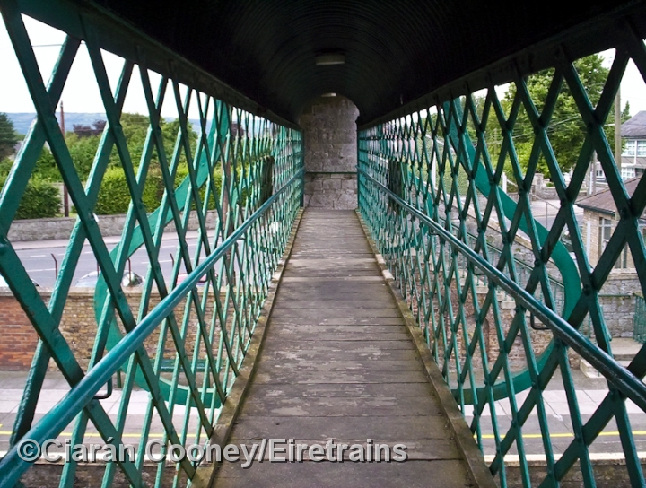 Carlow_20041107_004_CC_JA.jpg - Walking across the Victorian era covered footbridge at Carlow Station. This is one of the few older footbridges to have been covered with a roof, and a such has a preservation order.