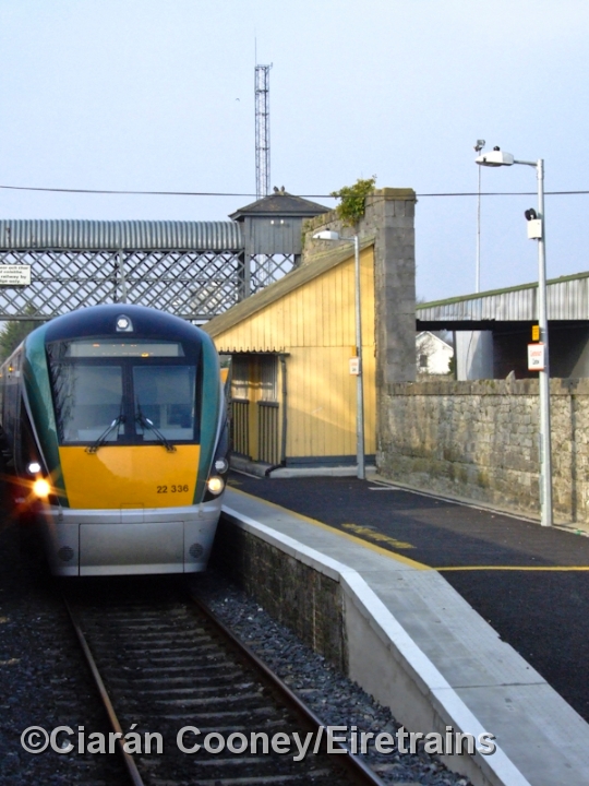 Carlow_20080320_007_CC_JA.jpg - Nowadays all of the Waterford to Dublin trains are operated by the modern 22000 Class diesel railcars. Here, No.22336 is seen waiting at the down platfrom at Carlow with a Waterford bound service.