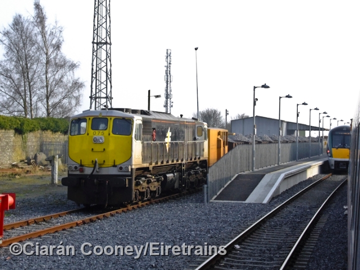 Carlow_20080320_008_CC_JA.jpg - The goods facilities on the down side of Carlow Station are no longer served by the trains, although a single siding remains for civil engineering work. 071 Class loco No.075 is seen stabled on this siding with a loaded ballast train.