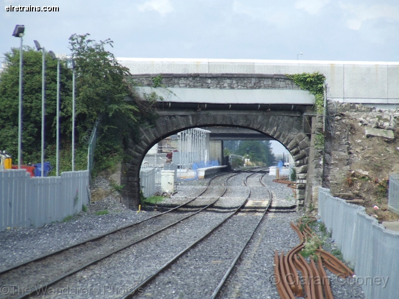 Clondalkin_20080726_002_CC_JA.jpg - Looking south from the up platform towards Cork. The original stone road overbridge has since been demolished. Beyond the bridge is the new 'Clondalkin & Fonthill Station'. ©The Wanderers Irish Rail Photos