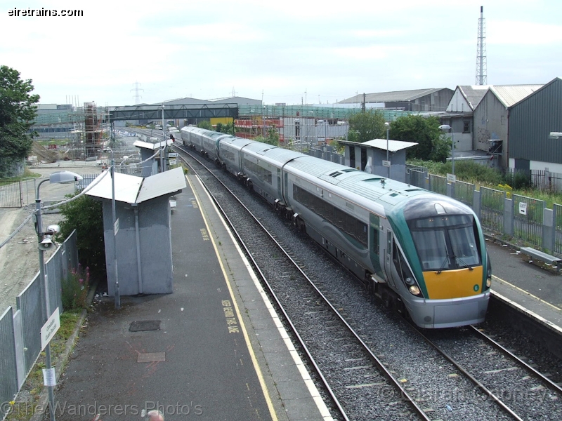 Clondalkin_20080726_003_CC_JA.jpg - 22000 Class railcar No.22006 is seen at the head of a morning Dublin to Limerick service seen passing Clondalkin Station. ©The Wanderers Irish Rail Photos