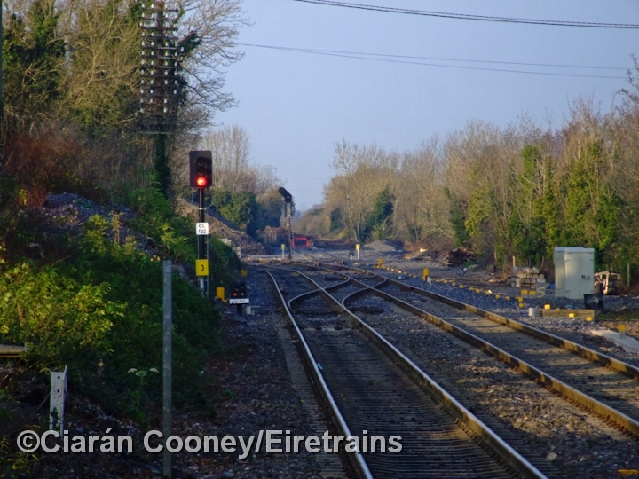 Clonsilla_20060402_010_CC_JA.jpg - Clonsilla became a junction in 1862 with the construction of the Dublin & Meath Railway from Navan, latterly operated by the MGWR. Passenger services to Navan ceased in 1947, and the line eventually closed in 1963. The turnback siding seen in the background now forms part of the re-opened section to Dunboyne.