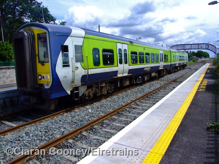 CobhJunction_20090716_019_CC_JA.jpg - | 2722 forms the rear 2700 railcar unit on this trial train at Cobh Junction, preparing to depart for Midleton.